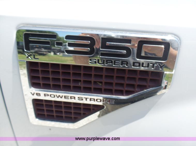 image for item L7112 2008 Ford F350 Super Duty Crew Cab flatbed pickup truck