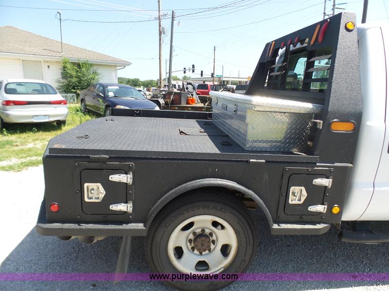 image for item L7112 2008 Ford F350 Super Duty Crew Cab flatbed pickup truck
