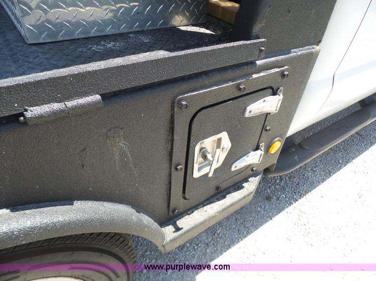 image for item L7112 2008 Ford F350 Super Duty Crew Cab flatbed pickup truck