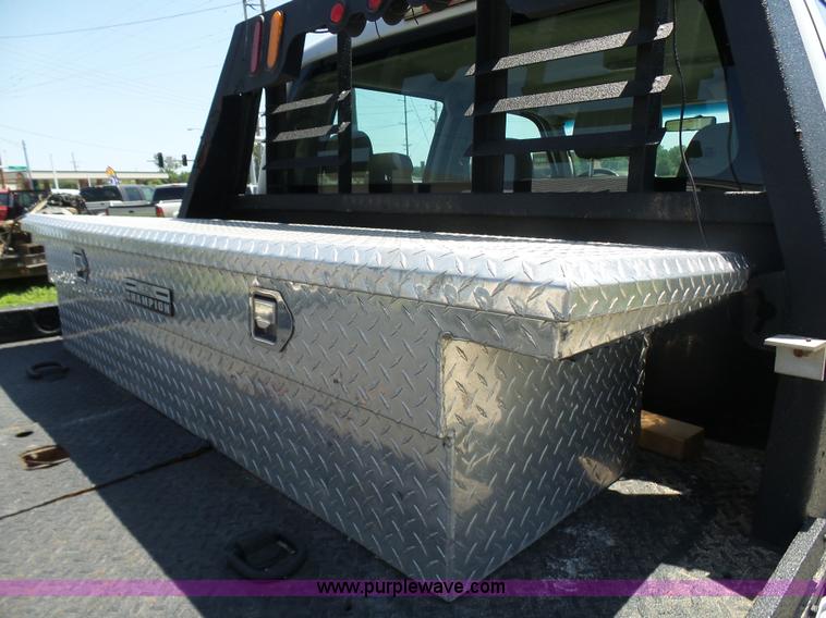 image for item L7112 2008 Ford F350 Super Duty Crew Cab flatbed pickup truck