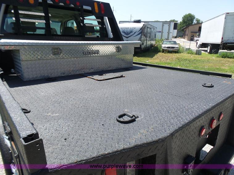 image for item L7112 2008 Ford F350 Super Duty Crew Cab flatbed pickup truck