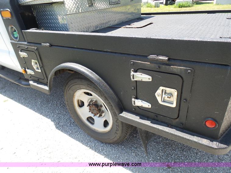 image for item L7112 2008 Ford F350 Super Duty Crew Cab flatbed pickup truck