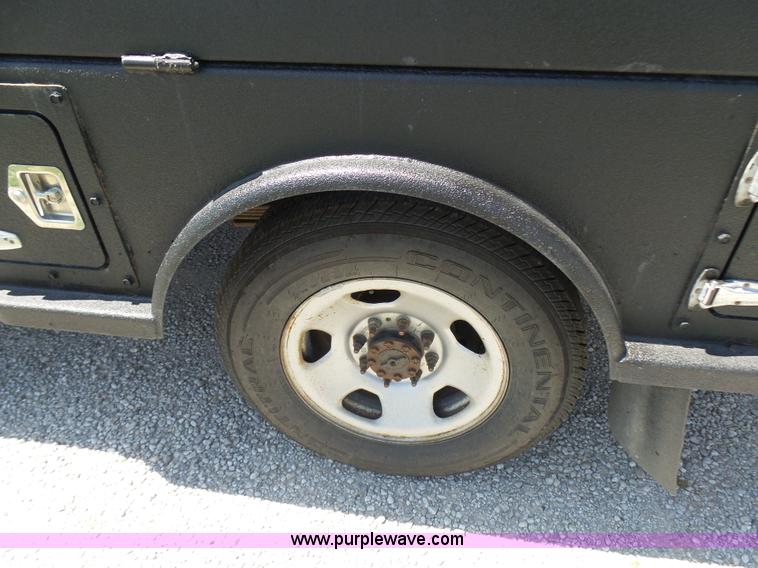 image for item L7112 2008 Ford F350 Super Duty Crew Cab flatbed pickup truck