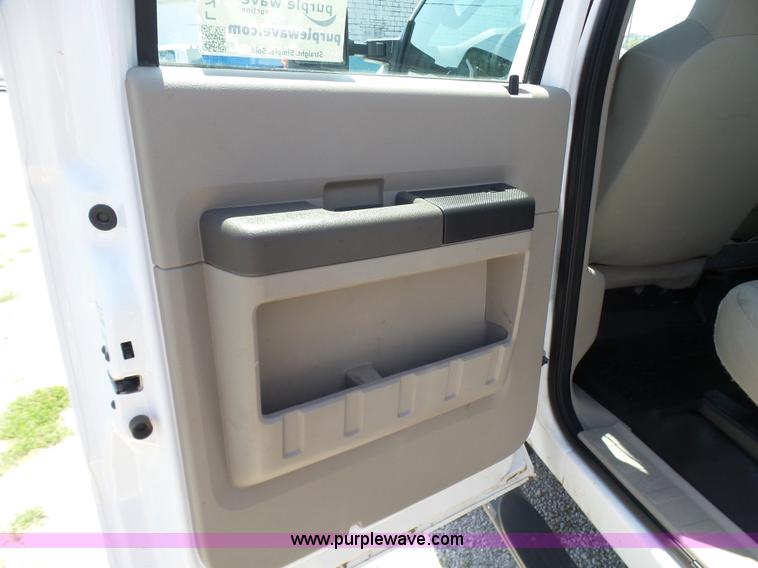 image for item L7112 2008 Ford F350 Super Duty Crew Cab flatbed pickup truck