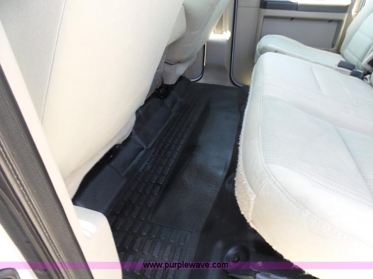 image for item L7112 2008 Ford F350 Super Duty Crew Cab flatbed pickup truck