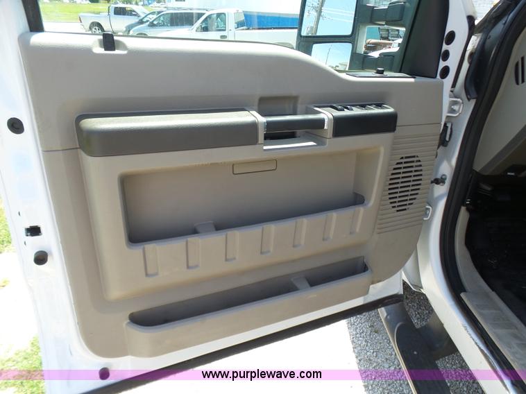 image for item L7112 2008 Ford F350 Super Duty Crew Cab flatbed pickup truck