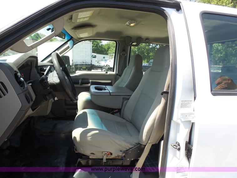 image for item L7112 2008 Ford F350 Super Duty Crew Cab flatbed pickup truck