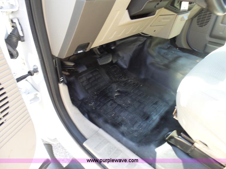 image for item L7112 2008 Ford F350 Super Duty Crew Cab flatbed pickup truck