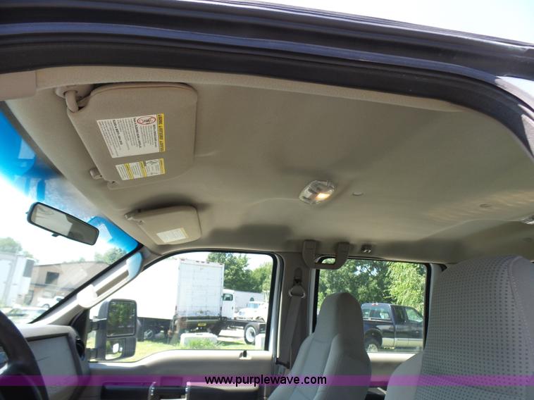 image for item L7112 2008 Ford F350 Super Duty Crew Cab flatbed pickup truck