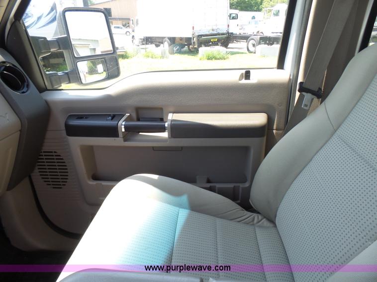 image for item L7112 2008 Ford F350 Super Duty Crew Cab flatbed pickup truck