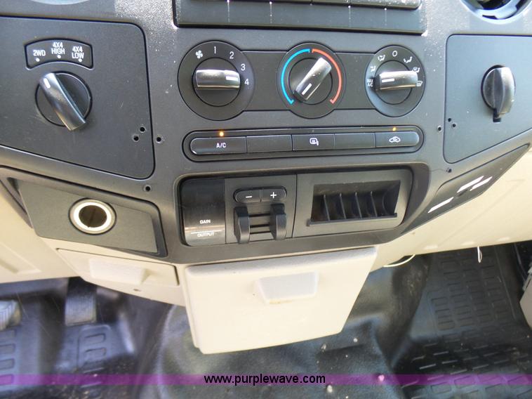 image for item L7112 2008 Ford F350 Super Duty Crew Cab flatbed pickup truck