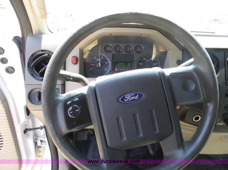 image for item L7112 2008 Ford F350 Super Duty Crew Cab flatbed pickup truck