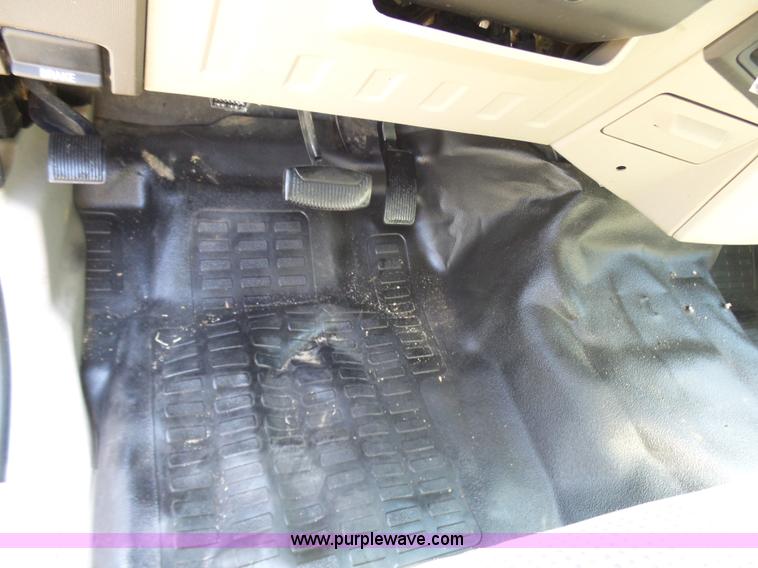 image for item L7112 2008 Ford F350 Super Duty Crew Cab flatbed pickup truck