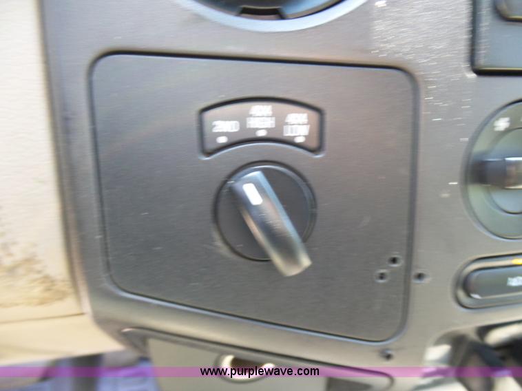 image for item L7112 2008 Ford F350 Super Duty Crew Cab flatbed pickup truck