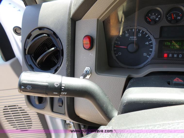 image for item L7112 2008 Ford F350 Super Duty Crew Cab flatbed pickup truck