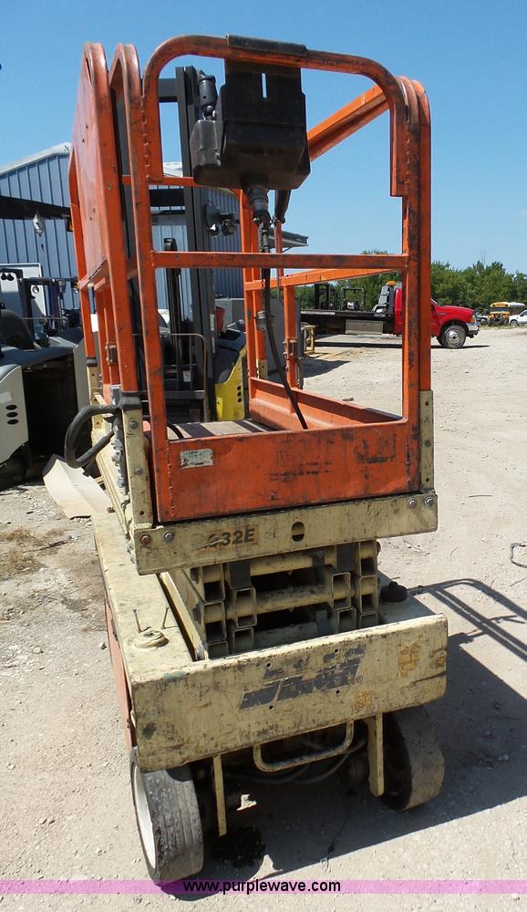 image for item BR9118 JLG 1932E scissor lift