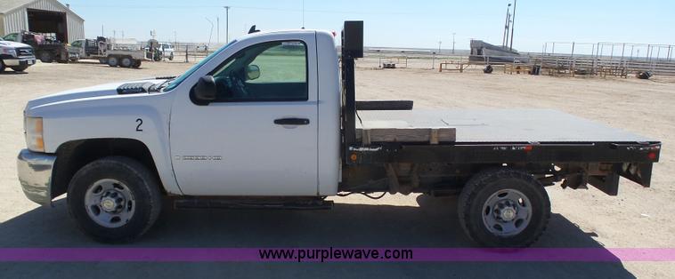 image for item BY9555 2007 Chevrolet Silverado 2500HD flatbed pickup truck