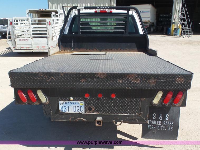 image for item BY9555 2007 Chevrolet Silverado 2500HD flatbed pickup truck