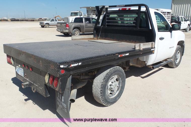 image for item BY9555 2007 Chevrolet Silverado 2500HD flatbed pickup truck