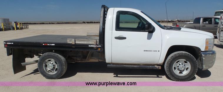 image for item BY9555 2007 Chevrolet Silverado 2500HD flatbed pickup truck