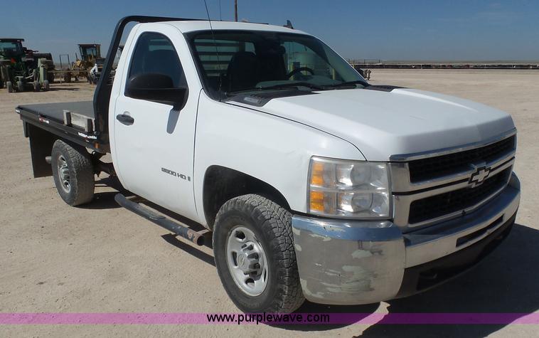 image for item BY9555 2007 Chevrolet Silverado 2500HD flatbed pickup truck