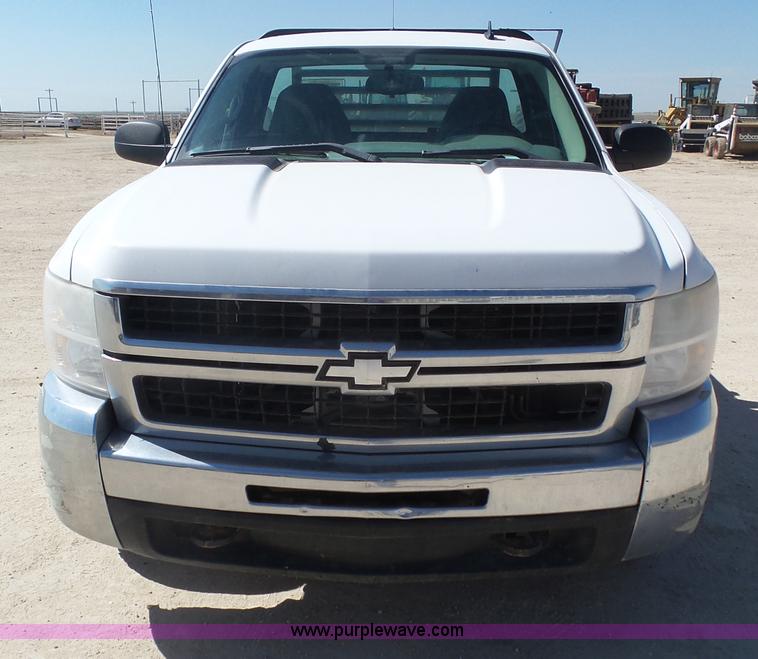 image for item BY9555 2007 Chevrolet Silverado 2500HD flatbed pickup truck