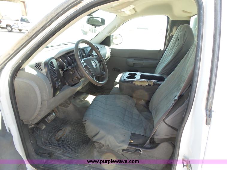 image for item BY9555 2007 Chevrolet Silverado 2500HD flatbed pickup truck