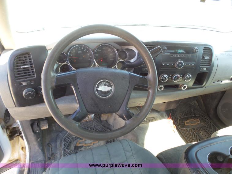 image for item BY9555 2007 Chevrolet Silverado 2500HD flatbed pickup truck