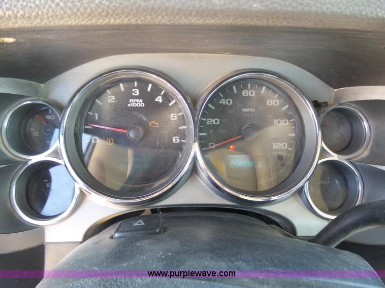 image for item BY9555 2007 Chevrolet Silverado 2500HD flatbed pickup truck