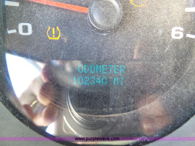 image for item BY9555 2007 Chevrolet Silverado 2500HD flatbed pickup truck