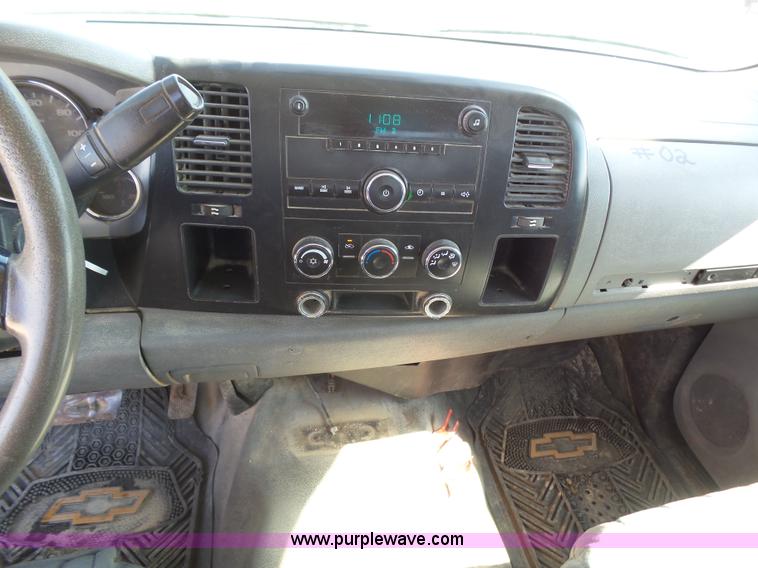 image for item BY9555 2007 Chevrolet Silverado 2500HD flatbed pickup truck