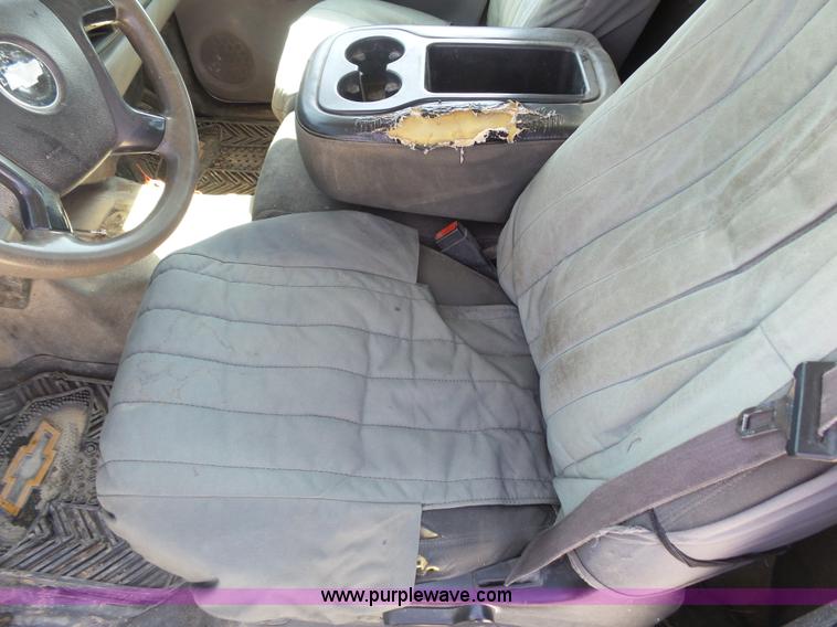 image for item BY9555 2007 Chevrolet Silverado 2500HD flatbed pickup truck