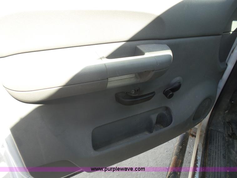 image for item BY9555 2007 Chevrolet Silverado 2500HD flatbed pickup truck