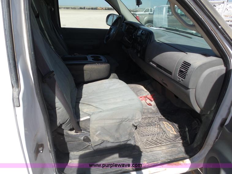 image for item BY9555 2007 Chevrolet Silverado 2500HD flatbed pickup truck