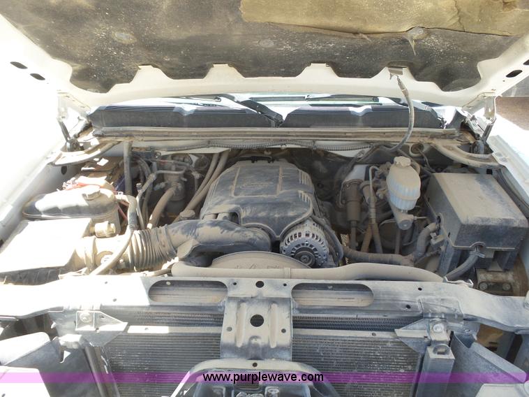 image for item BY9555 2007 Chevrolet Silverado 2500HD flatbed pickup truck