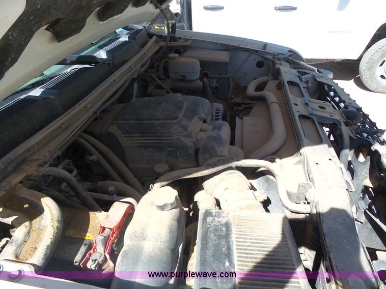 image for item BY9555 2007 Chevrolet Silverado 2500HD flatbed pickup truck