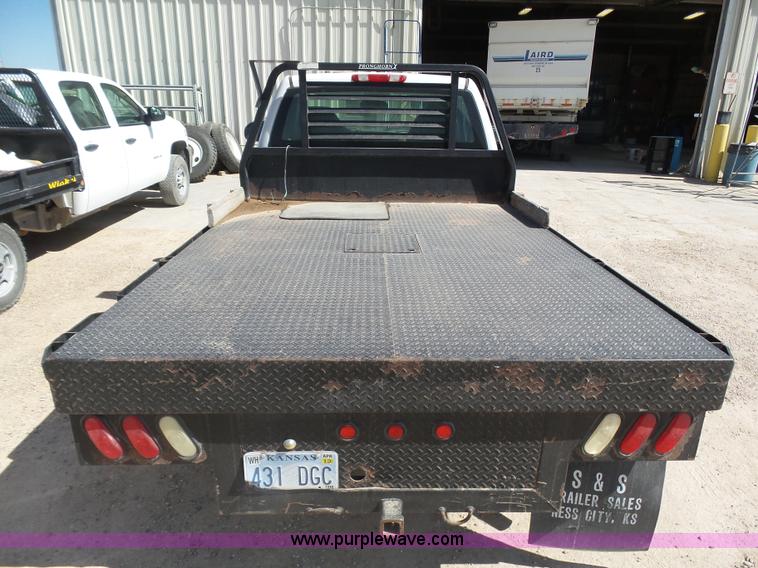 image for item BY9555 2007 Chevrolet Silverado 2500HD flatbed pickup truck