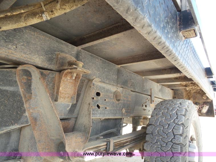 image for item BY9555 2007 Chevrolet Silverado 2500HD flatbed pickup truck