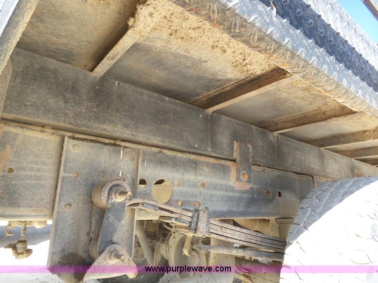 image for item BY9555 2007 Chevrolet Silverado 2500HD flatbed pickup truck