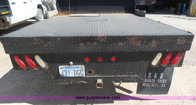 image for item BY9555 2007 Chevrolet Silverado 2500HD flatbed pickup truck