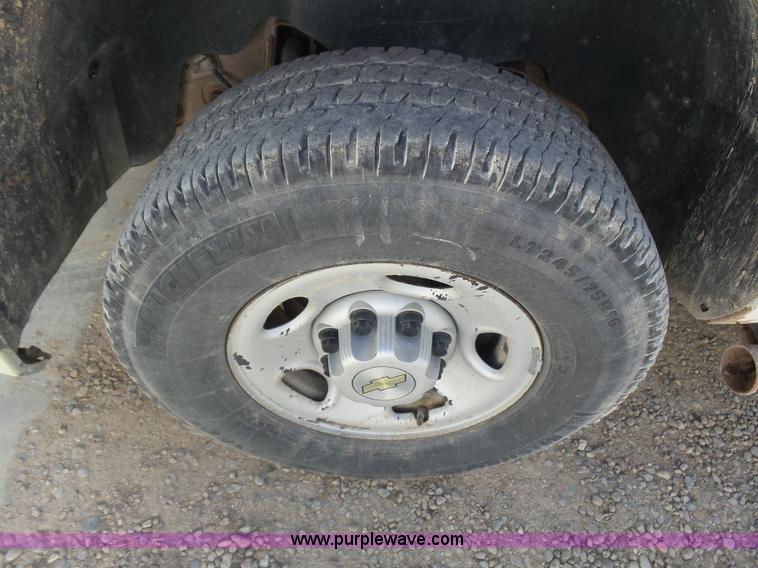 image for item BY9555 2007 Chevrolet Silverado 2500HD flatbed pickup truck