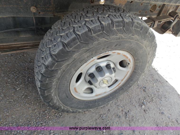 image for item BY9555 2007 Chevrolet Silverado 2500HD flatbed pickup truck