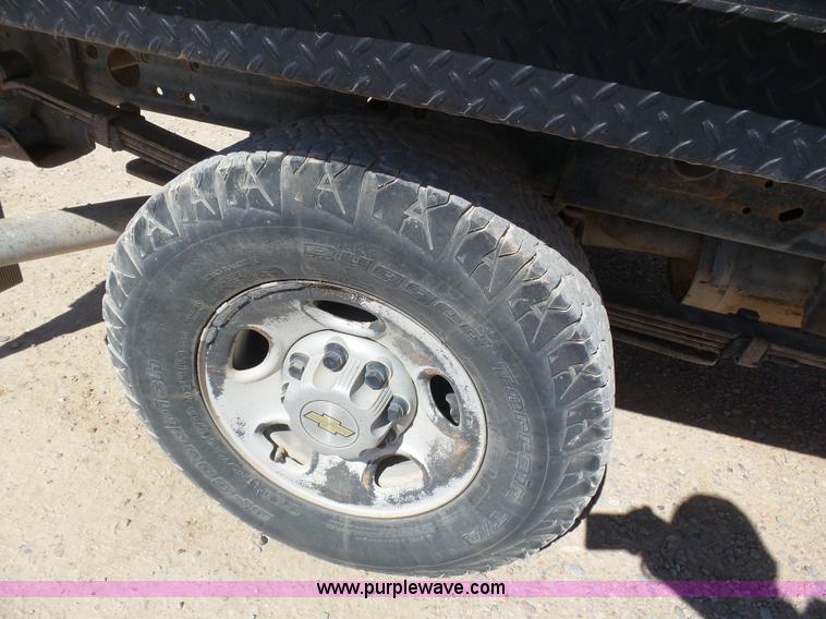 image for item BY9555 2007 Chevrolet Silverado 2500HD flatbed pickup truck