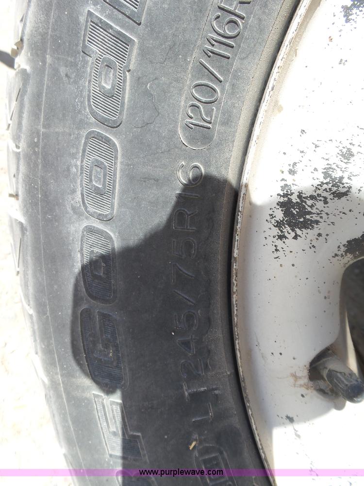 image for item BY9555 2007 Chevrolet Silverado 2500HD flatbed pickup truck