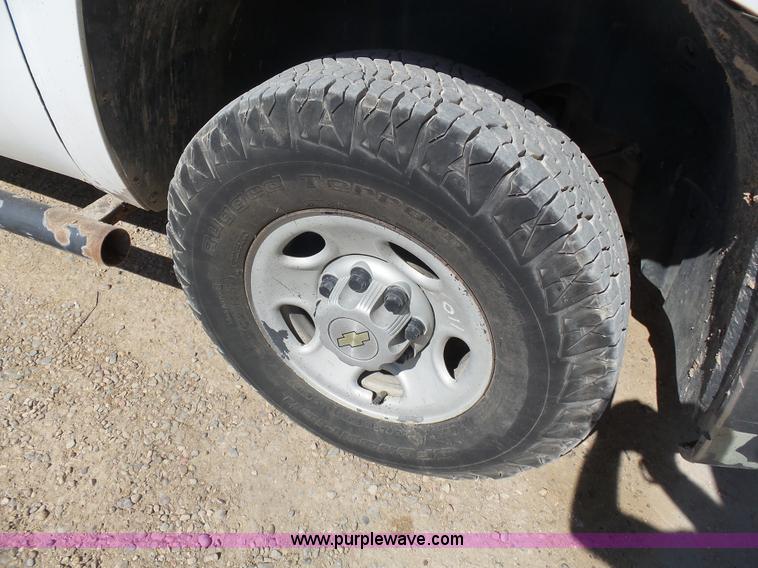 image for item BY9555 2007 Chevrolet Silverado 2500HD flatbed pickup truck