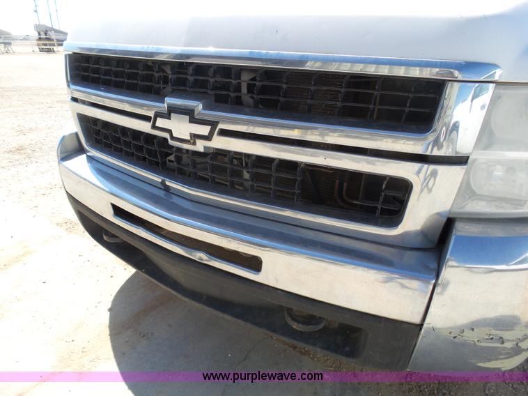 image for item BY9555 2007 Chevrolet Silverado 2500HD flatbed pickup truck