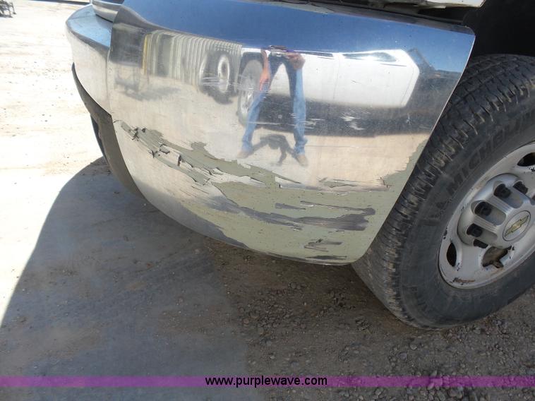 image for item BY9555 2007 Chevrolet Silverado 2500HD flatbed pickup truck