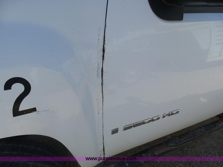 image for item BY9555 2007 Chevrolet Silverado 2500HD flatbed pickup truck