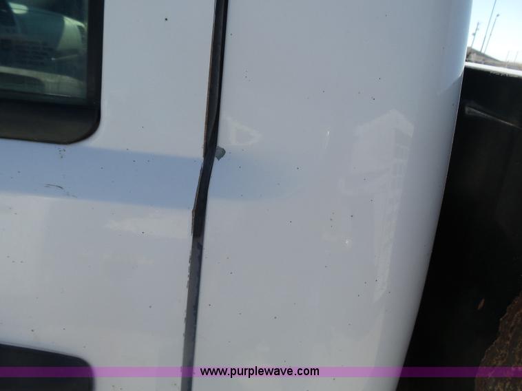 image for item BY9555 2007 Chevrolet Silverado 2500HD flatbed pickup truck