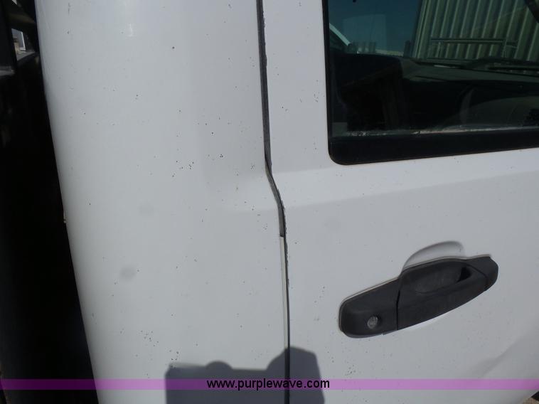 image for item BY9555 2007 Chevrolet Silverado 2500HD flatbed pickup truck